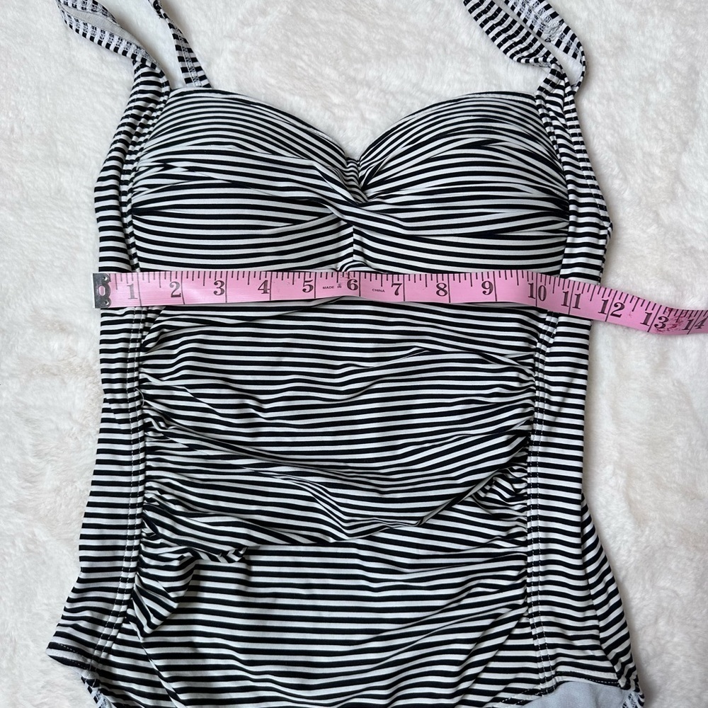 Bond-Eye Swimsuit - Picture 10 of 11